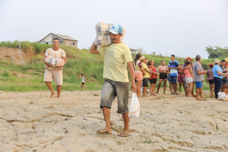 Prefeitura de Parintins entrega cestas de alimentos na região do Limão e Xibuí, em Parintins