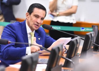 Sidney Leite garante R$ 400 milhões em emendas na Comissão de Educação