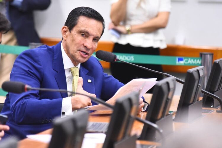 Sidney Leite garante R$ 400 milhões em emendas na Comissão de Educação