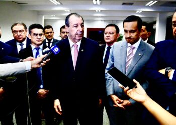 Senador Omar se reúne com bancada para agilizar liberação de recursos para o Amazonas