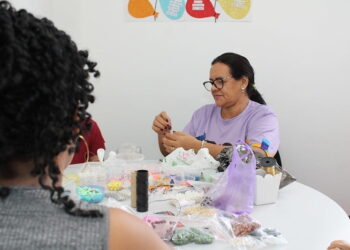 Prefeitura realiza ‘Oficina de miçangas’ para mulheres atendidas em casa de acolhimento