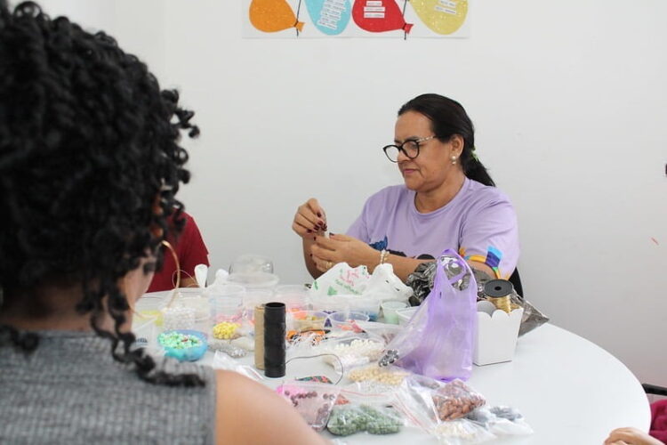 Prefeitura realiza ‘Oficina de miçangas’ para mulheres atendidas em casa de acolhimento