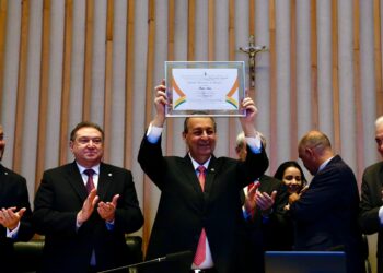 Senador Omar Aziz recebe título de cidadão honorário de Brasília
