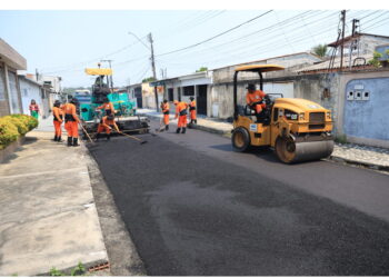‘Asfalta Manaus’, da prefeitura, recupera vias degradadas no bairro Cidade Nova