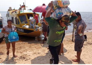 Mais de mil famílias ribeirinhas recebem ajuda humanitária da Prefeitura de Manaus nesta semana