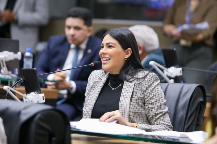 Assembleia Legislativa aprova Projeto de Lei de Mayra Dias para inclusão e apoio às pessoas com TDAH