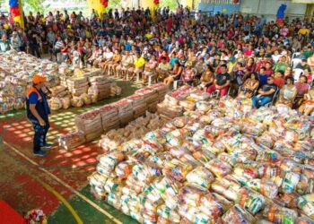 Mais de 1.600 famílias recebem cestas de alimentos da Operação Estiagem na Gleba de Vila Amazônia