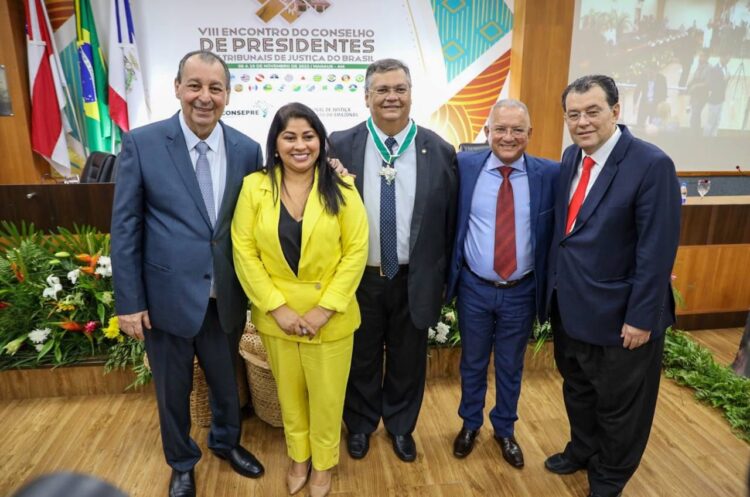 Ao lado de ministro da Justiça, senador Omar assina contrato para investimentos de R$ 2 bilhões na segurança pública