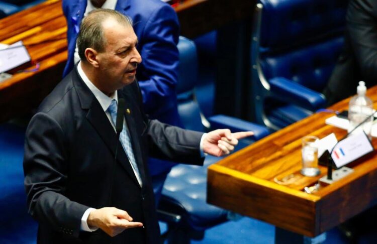 Senador Omar Aziz dispara contra comentários da Ministra Marina Silva sobre a BR 319