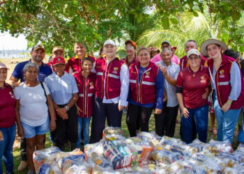 Patrícia Lopes comanda distribuição de cestas básicas de alimentos à ribeirinhos, afetados pela estiagem