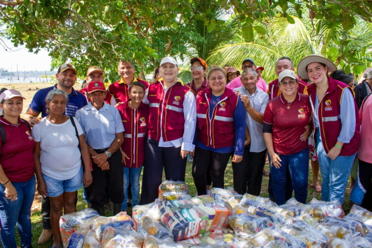 Patrícia Lopes comanda distribuição de cestas básicas de alimentos à ribeirinhos, afetados pela estiagem