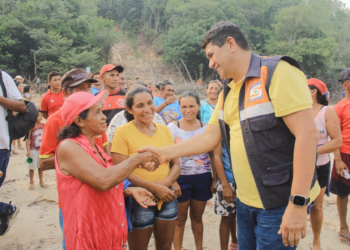 Em Parintins, regiões do Tracajá e Mamuru recebem ajuda humanitária devido à seca histórica