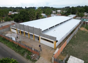 Prefeitura de Parintins avança na construção de escola com 12 salas de aula no bairro Paulo Corrêa