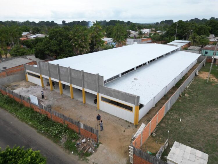 Prefeitura de Parintins avança na construção de escola com 12 salas de aula no bairro Paulo Corrêa