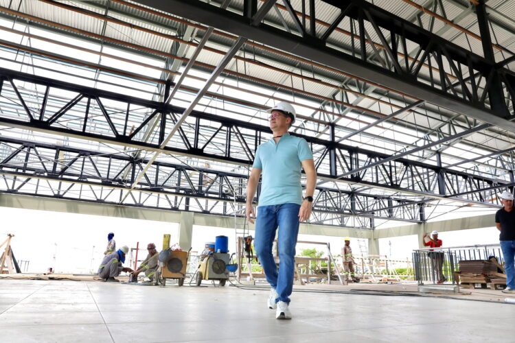 Prefeito vistoria serviços de instalação e montagens executadas em obras do ‘Nosso Centro’