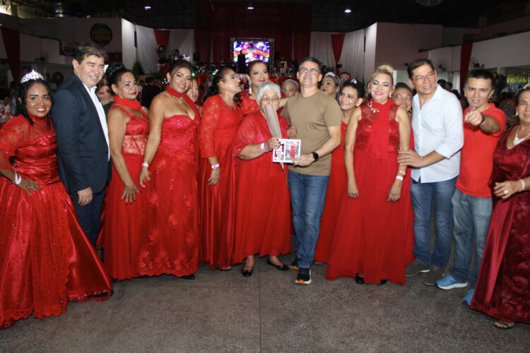 Prefeitura de Manaus promove baile de debutantes para idosas