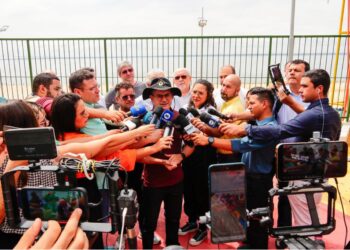 Prefeito libera praia da Ponta Negra para banho após rio Negro alcançar 17,94 metros