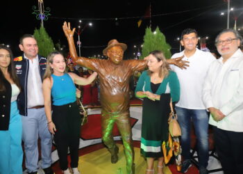 Amazonino Mendes é homenageado com praça e estátua em Eirunepé, cidade onde nasceu