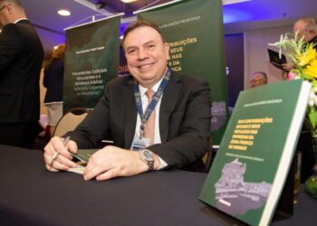 Jean Cleuter Mendonça lança livro sobre a Zona Franca de Manaus durante o XX Congresso Nacional de Estudos Tributários em São Paulo