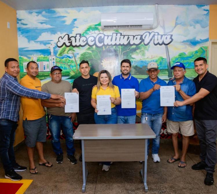 Prefeita Marina Pandolfo entrega ambulancha equipada para à população nhamundaense