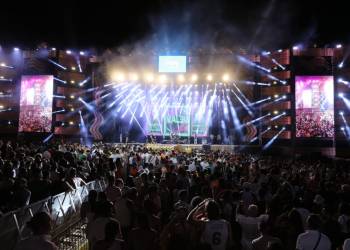 Réveillon 2024 reúne mais de 100 mil pessoas no Parque Amazonino Mendes