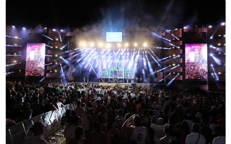 Réveillon 2024 reúne mais de 100 mil pessoas no Parque Amazonino Mendes