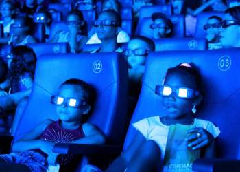 Parceria da Prefeitura e Sicredi leva sessão de cinema para crianças em Parintins