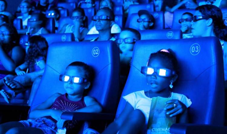 Parceria da Prefeitura e Sicredi leva sessão de cinema para crianças em Parintins