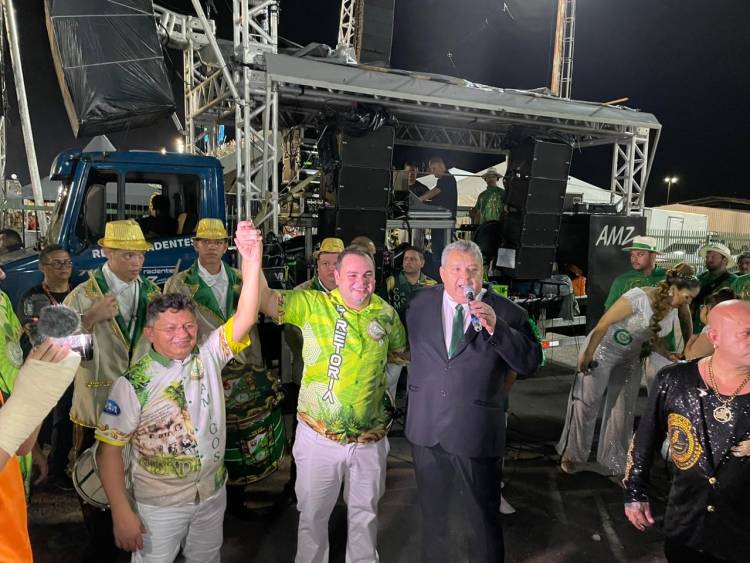 Sinésio Campos apresenta moção de parabenização à Aparecida pelo título do Carnaval