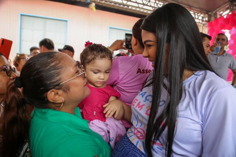 Comunidade de Vila Amazônia, em Parintins, recebe Ação Social da deputada Mayra Dias