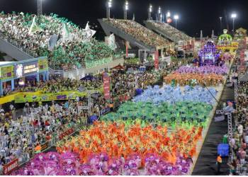 Carnaval na Floresta 2024: Desfile das escolas de samba reúne 60 mil espectadores no Sambódromo