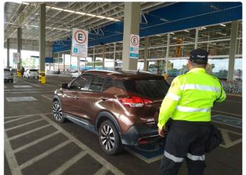 Prefeitura autua 17 motoristas em vagas reservadas para idosos e PcDs em supermercados da cidade