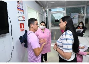 Prefeito acompanha atendimentos na Unidade Móvel da Saúde da Mulher na zona Norte de Manaus