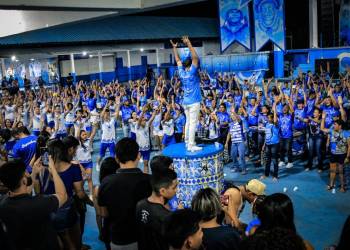 Caprichoso empolga durante ensaio em Parintins e emociona no Carnaboi em Manaus