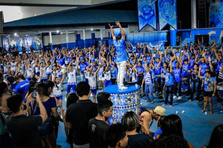 Caprichoso empolga durante ensaio em Parintins e emociona no Carnaboi em Manaus