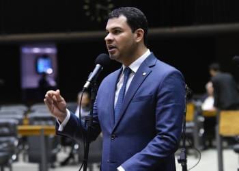 Deputado Saullo Vianna apresenta projeto que tipifica como crime alteração de imagens de mulheres por meio de IA