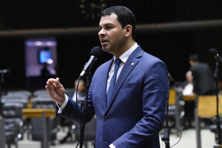 Deputado Saullo Vianna apresenta projeto que tipifica como crime alteração de imagens de mulheres por meio de IA
