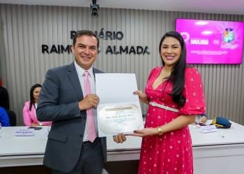 Deputada Mayra Dias Recebe o diploma “Mulher Cidadã Parintinense” da Câmara de Parintins