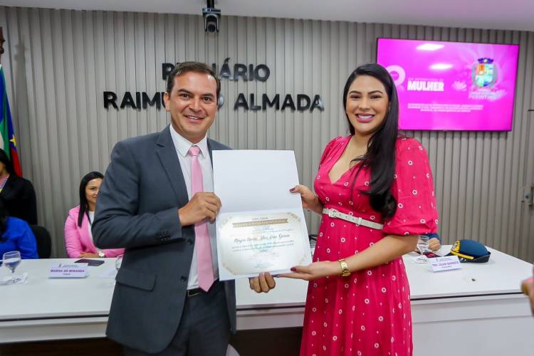Deputada Mayra Dias Recebe o diploma “Mulher Cidadã Parintinense” da Câmara de Parintins