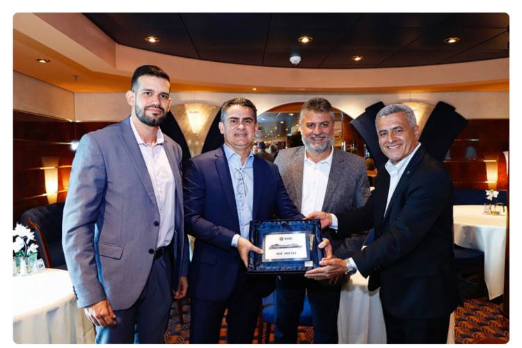 Prefeitura de Manaus entrega placa de boas-vindas ao navio MSC Poesia e fortalece turismo na capital em 2024