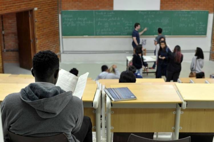 Estudantes pré-selecionados para o Fies 2024 já podem complementar a inscrição