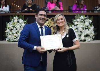 Deputado Cristiano D’Angelo entrega diploma ‘Mulher Cidadã Amazonense’ à juíza Yone Cardoso