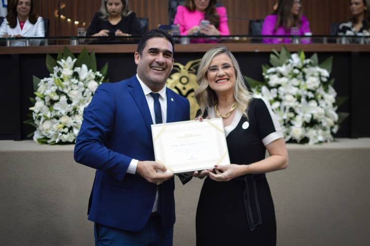 Deputado Cristiano D’Angelo entrega diploma ‘Mulher Cidadã Amazonense’ à juíza Yone Cardoso