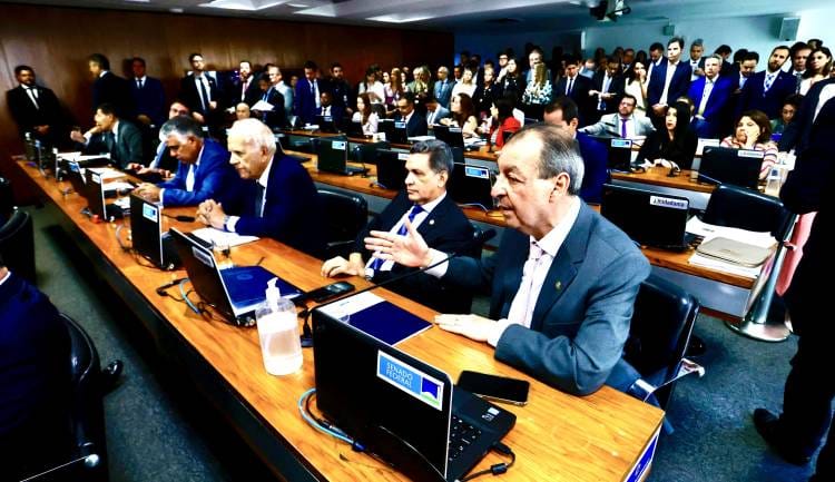 Senador Omar destaca importância dos auditores fiscais em proposta de emenda constitucional