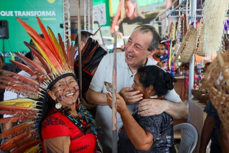 Em Rio Preto da Eva, Senador Omar destaca investimentos em assistência social e participa de inaugurações