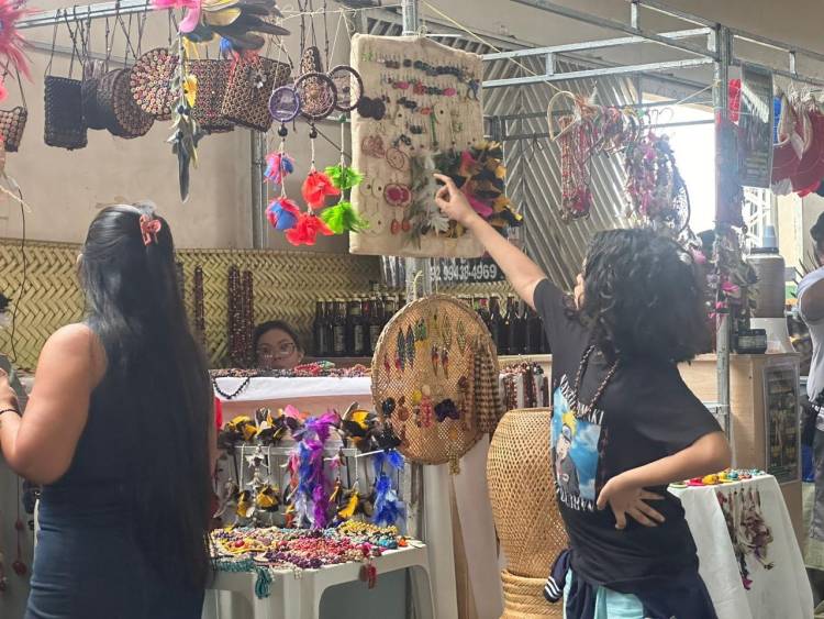 Feira da Eduardo Ribeiro terá artesanato das etnias indígenas Baré, Tikuna e Sateré-Mawé, neste domingo