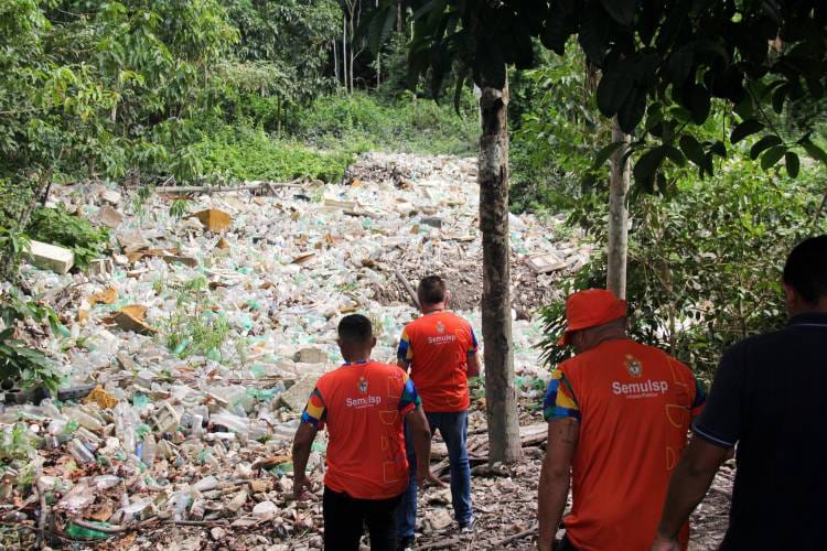 Prefeitura inicia coleta adequada de lixo acumulado em igarapé na avenida Nathan Xavier
