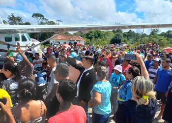 Prefeito de Japurá chega no município e comemora com o povo aprovação de 70% da gestão