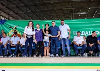 Roberto Cidade vai a Borba acompanhar entregas de mobiliários urbanos que impactam diretamente na vida da população