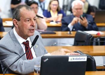 Senador Omar defende ministra da Saúde e critica negacionistas da ciência em audiência na CAS